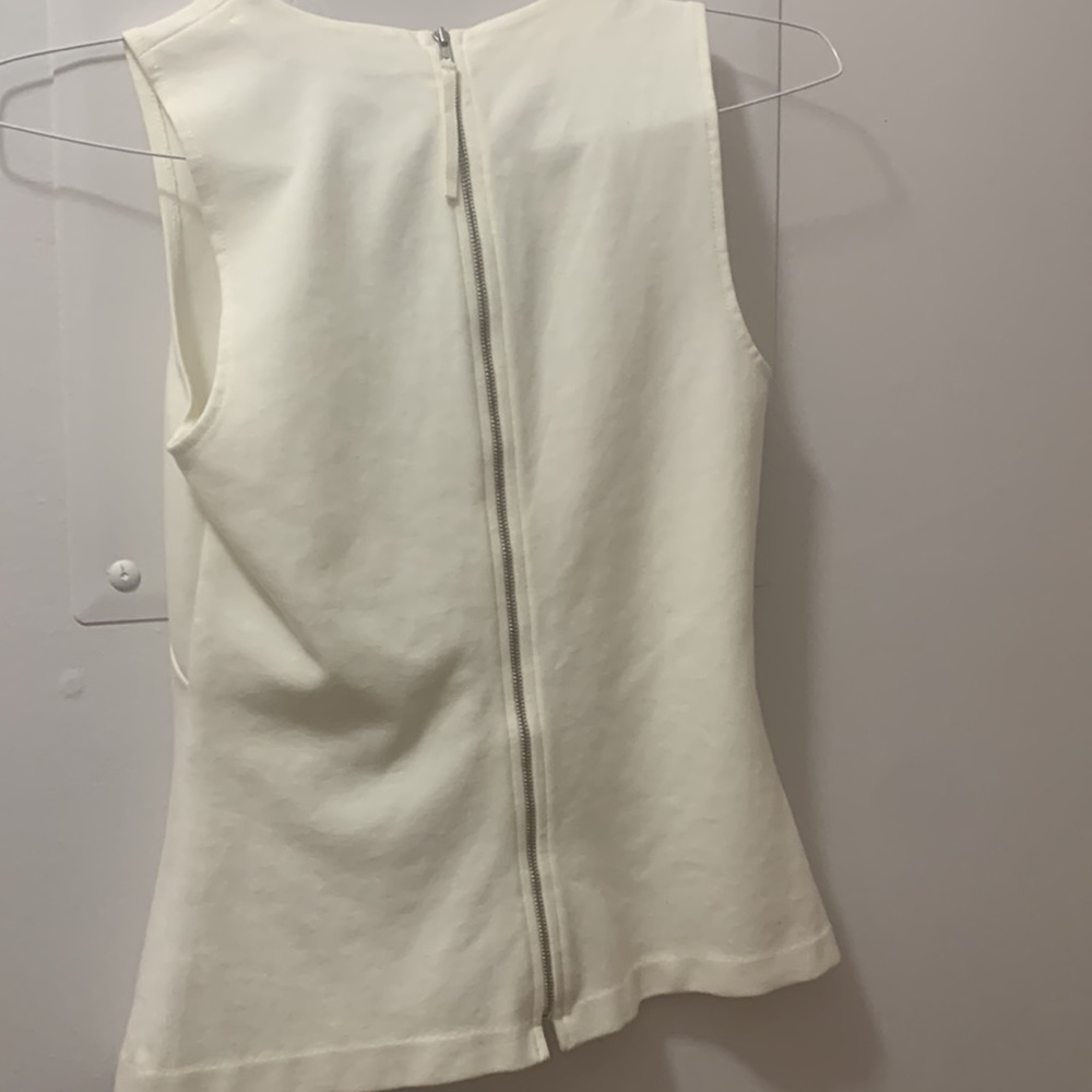 V neck sleeveless top - Picture 4 of 5
